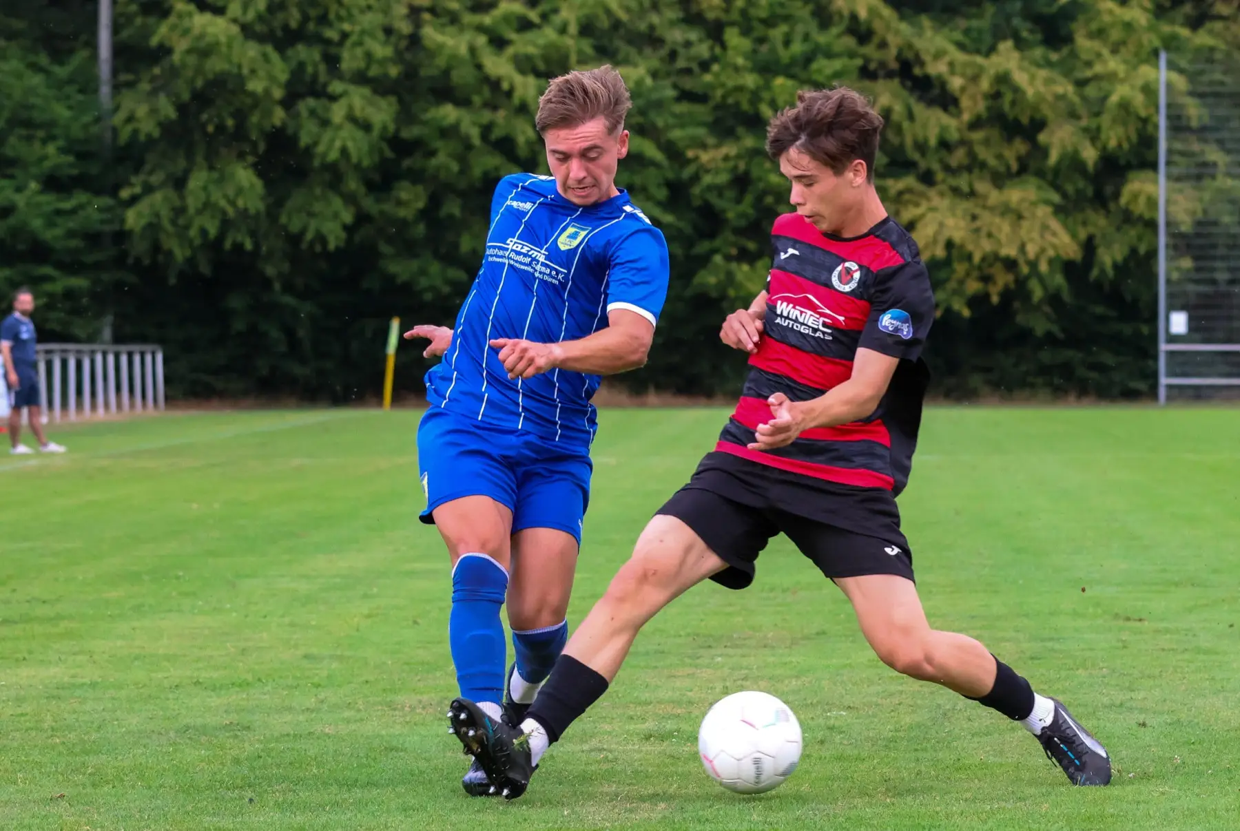Zweikampf um den Ball während einer Trainingseinheit auf dem Platz